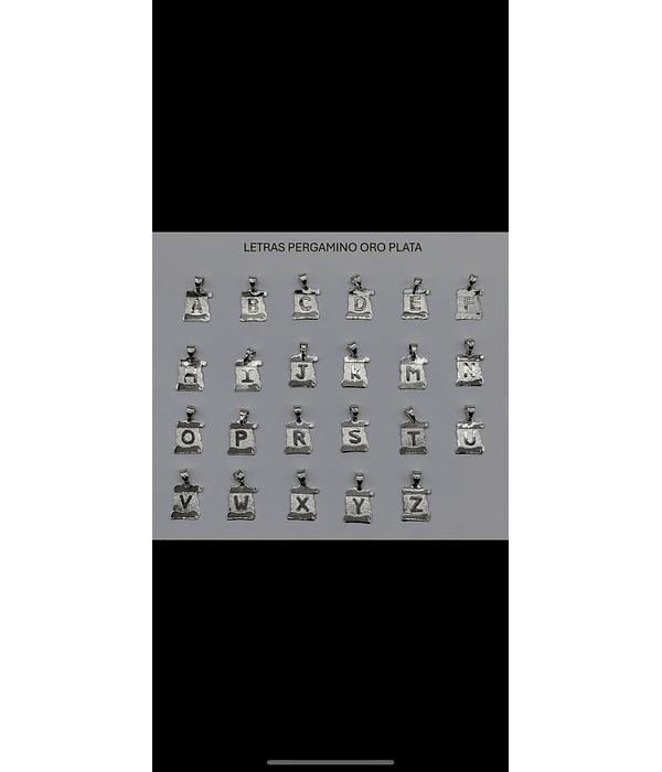 Colgante pergamino letra plata/oro 