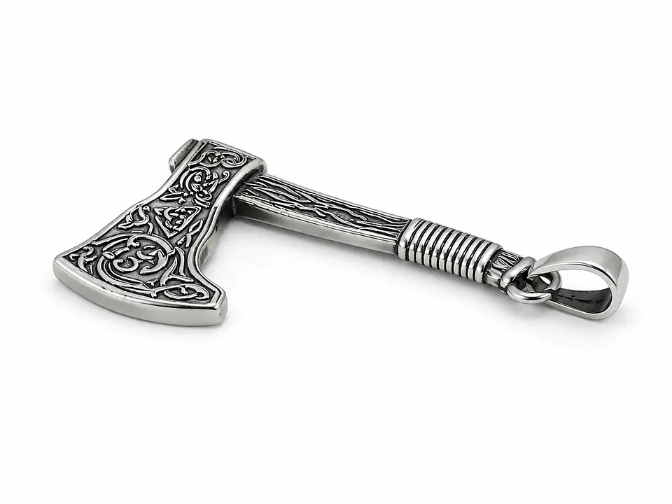 Dije Hacha Nórdica Ornamentada 2