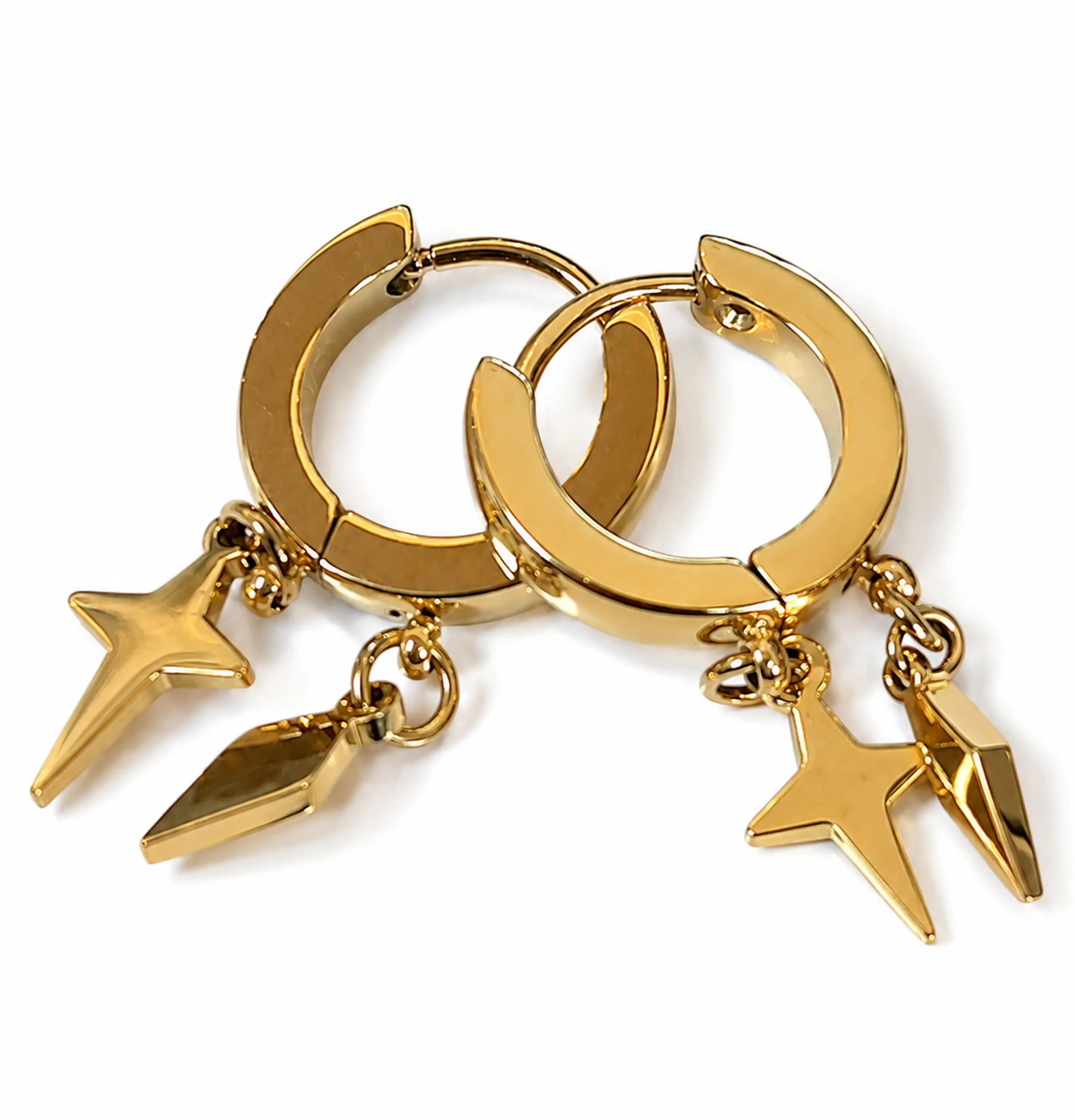 Aretes Huggie Dorados con Dijes de Estrella 1