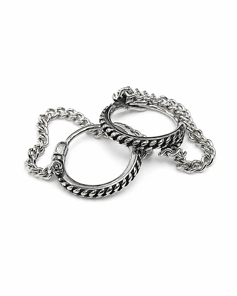 Aretes Huggie con Cadena
