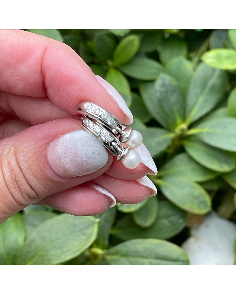 Aros de Brillantes con perlas cultivadas pequeñas en Oro Blanco 18kl