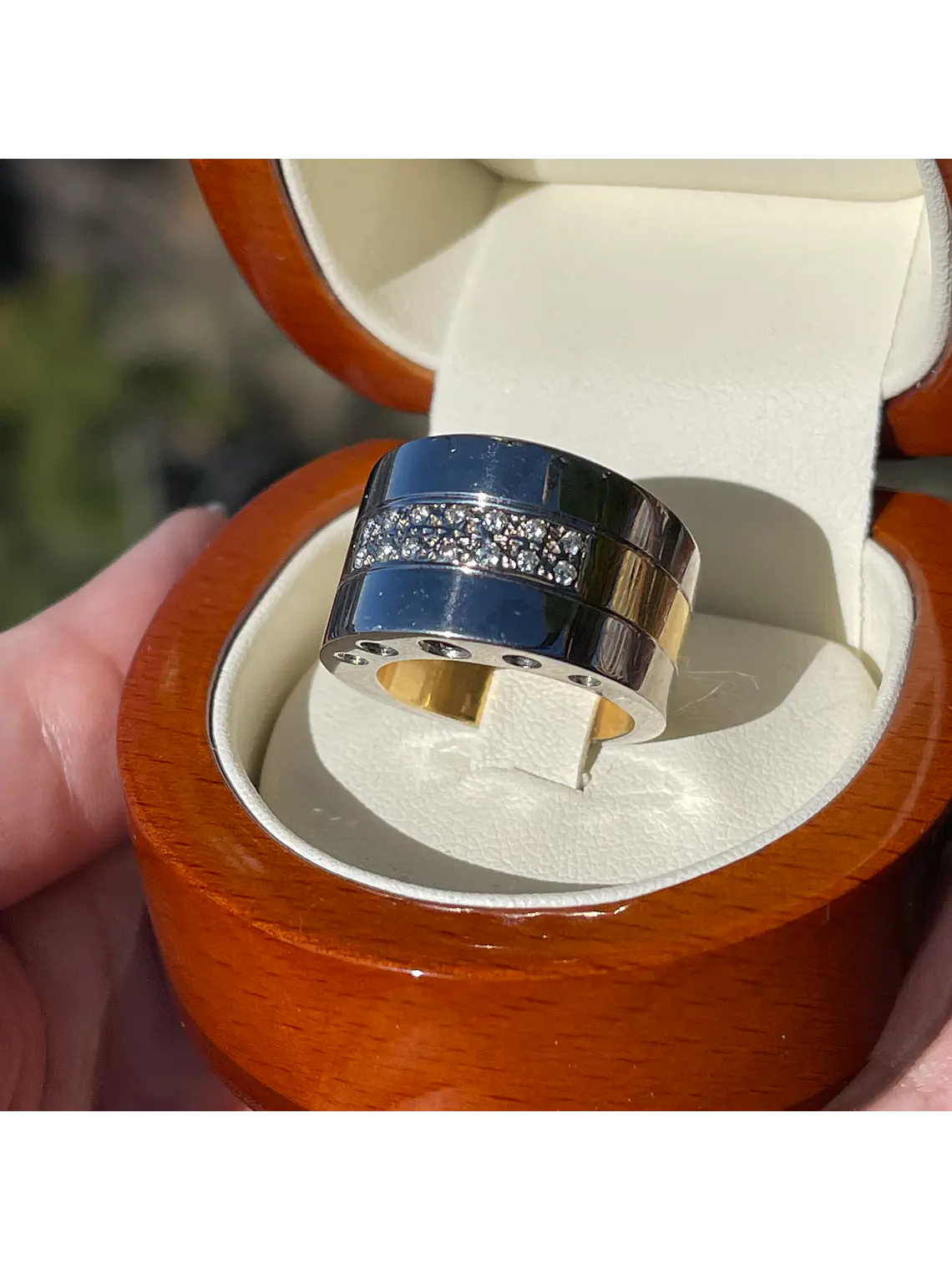 Anillo Moderno Ancho y grueso con  Brillantes en Oro Blanco y Amarillo 18K 1