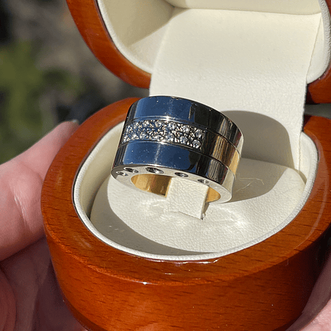 Anillo Moderno Ancho y grueso con  Brillantes en Oro Blanco y Amarillo 18K