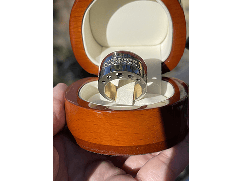 Anillo Moderno Ancho y grueso con  Brillantes en Oro Blanco y Amarillo 18K