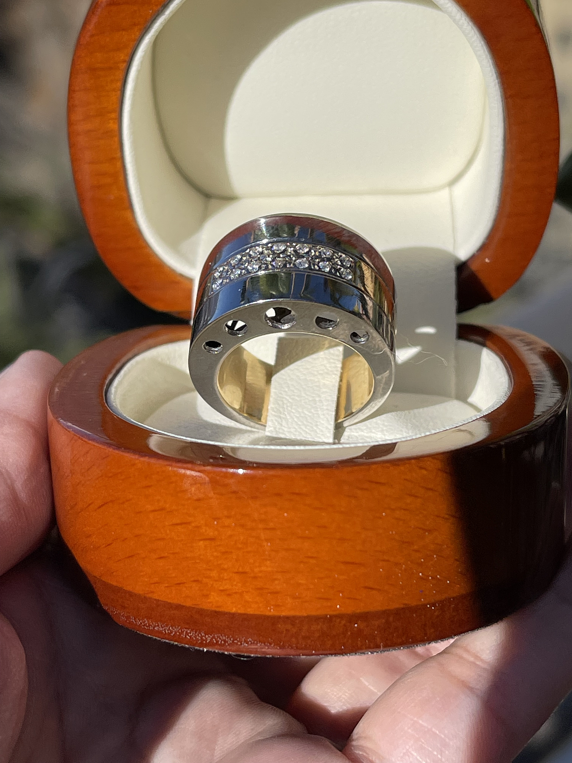 Anillo Moderno Ancho y grueso con  Brillantes en Oro Blanco y Amarillo 18K 2