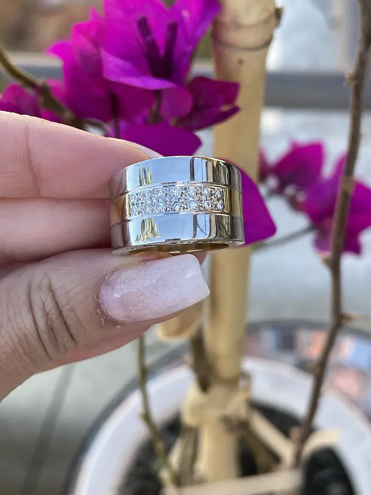 Anillo Moderno Ancho y grueso con  Brillantes en Oro Blanco y Amarillo 18K 3