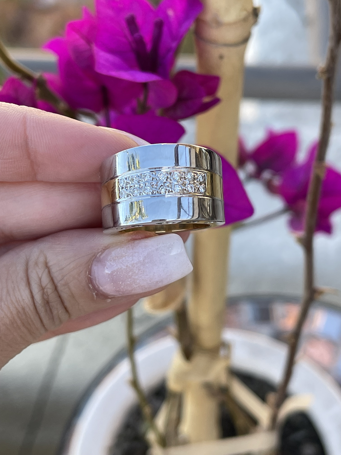 Anillo Moderno Ancho y grueso con  Brillantes en Oro Blanco y Amarillo 18K 3