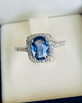 Anillo Solitario de Zafiro Azul de Ceylán 1.57 Ct rodeado de Brillantes Oro Blanco 18kl 