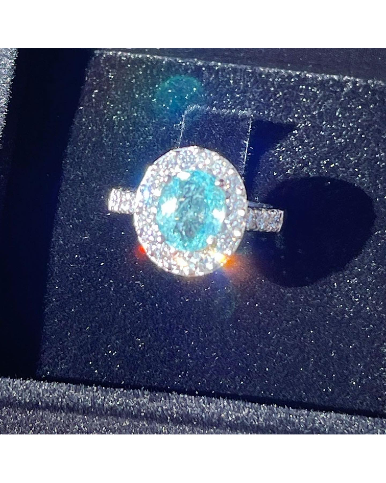 Espectacular Anillo Gran Turmalina Paraiba Ovalada con Halo de Diamantes en Platino