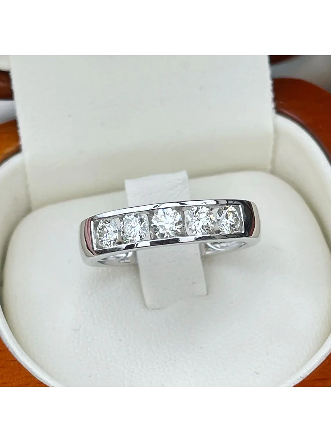 Anillo Cintillo Brillantes Moderno con 105 puntos en Oro Blanco 18k 1