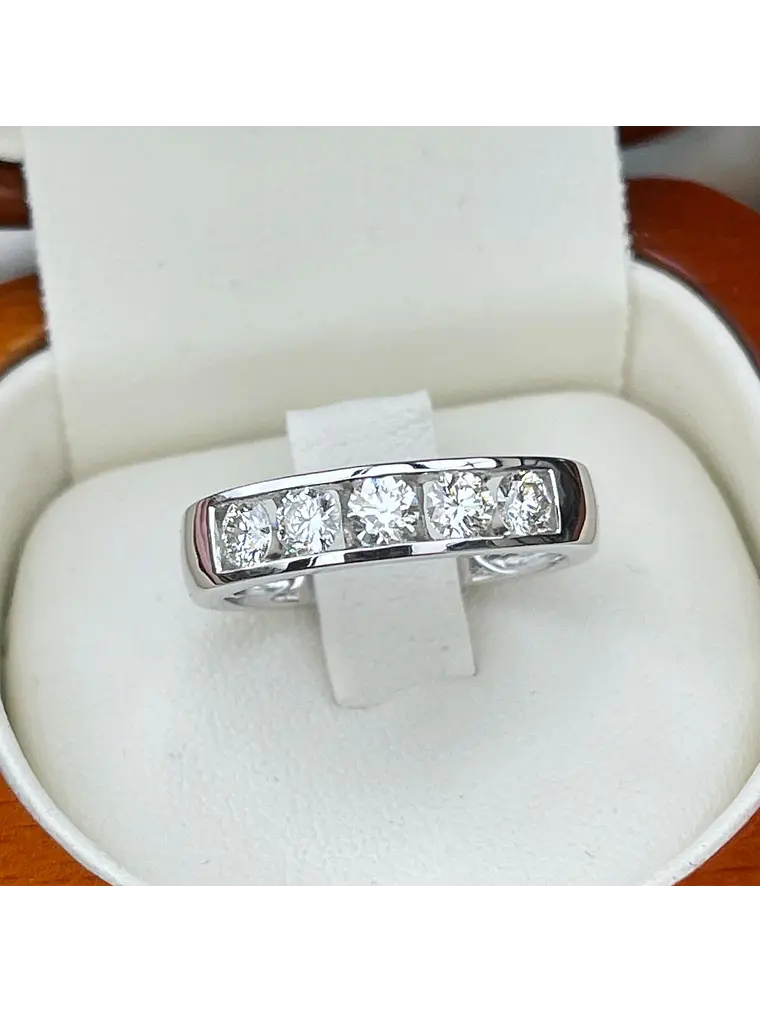 Anillo Cintillo Brillantes Moderno con 105 puntos en Oro Blanco 18k 1