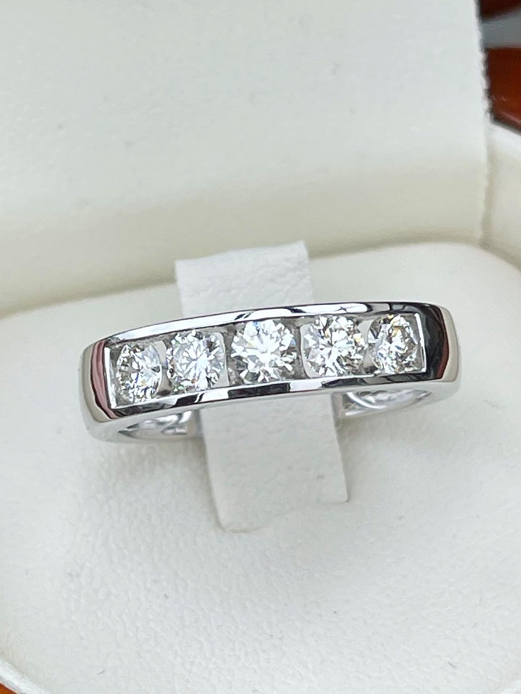 Anillo Cintillo Brillantes Moderno con 105 puntos en Oro Blanco 18k 1