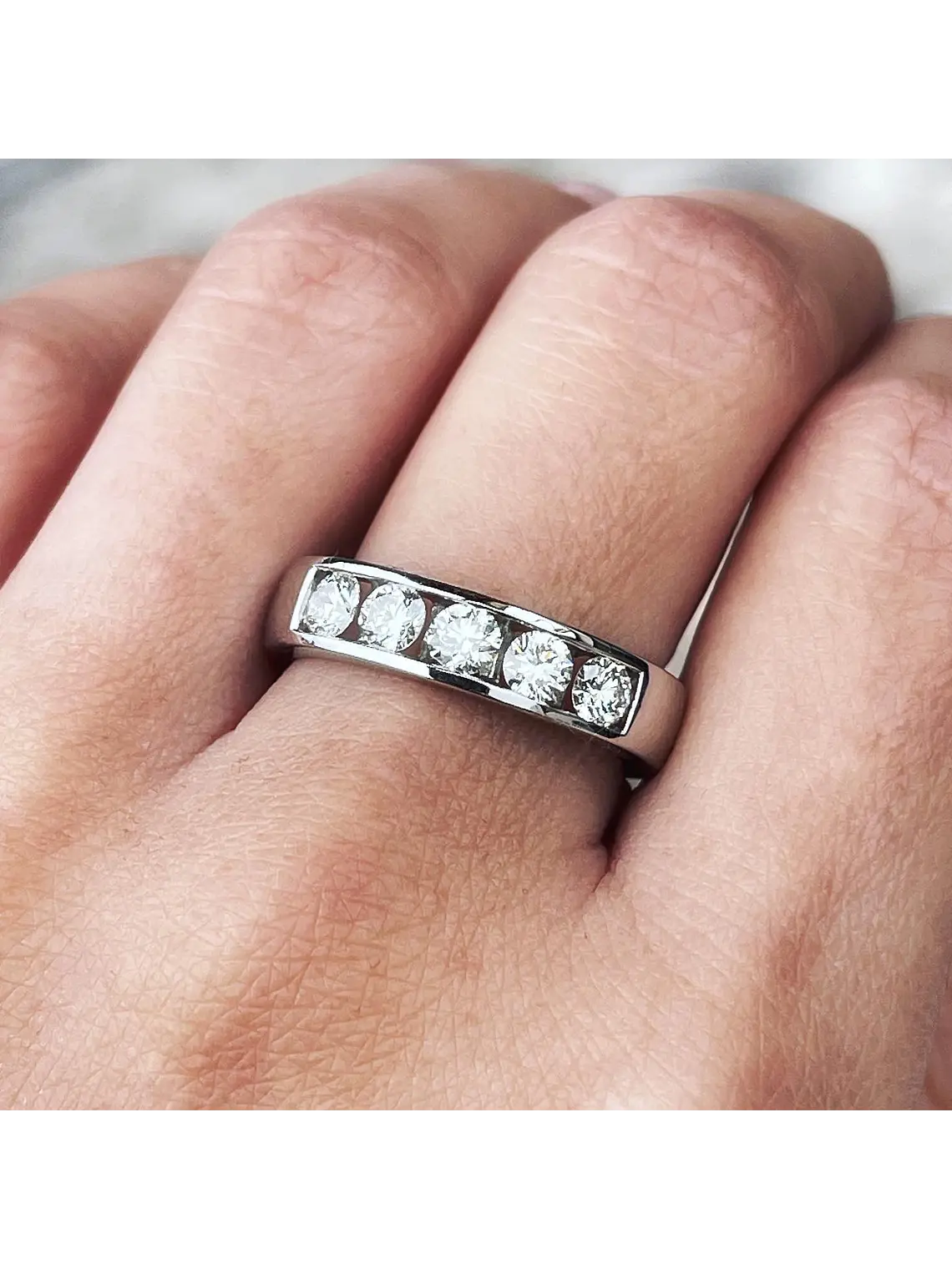 Anillo Cintillo Brillantes Moderno con 105 puntos en Oro Blanco 18k 2