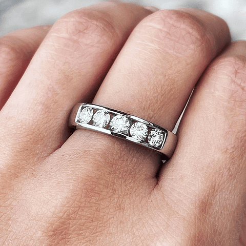 Anillo Cintillo Brillantes Moderno con 105 puntos en Oro Blanco 18k