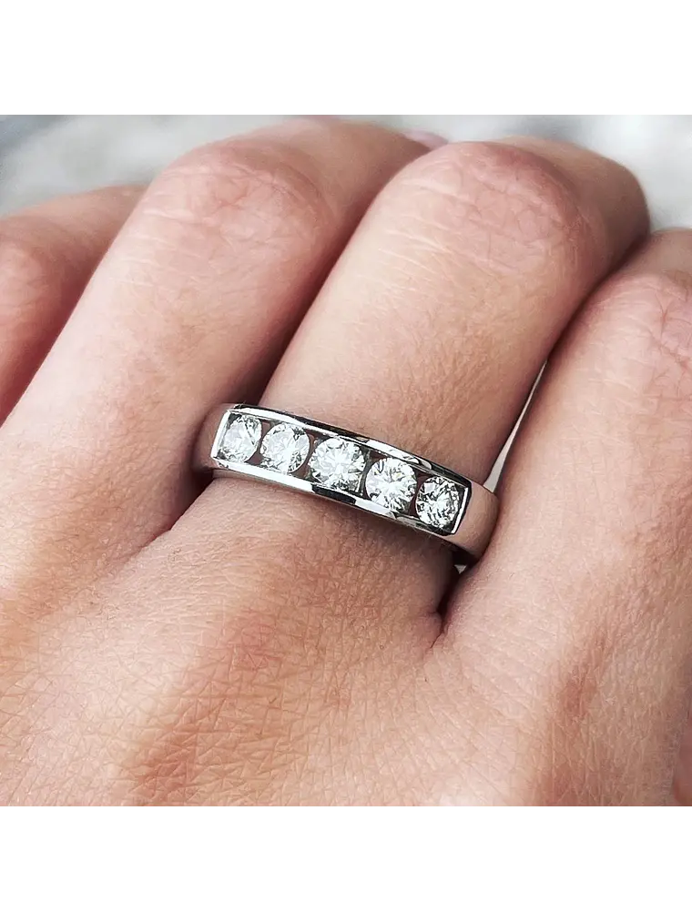 Anillo Cintillo Brillantes Moderno con 105 puntos en Oro Blanco 18k 2