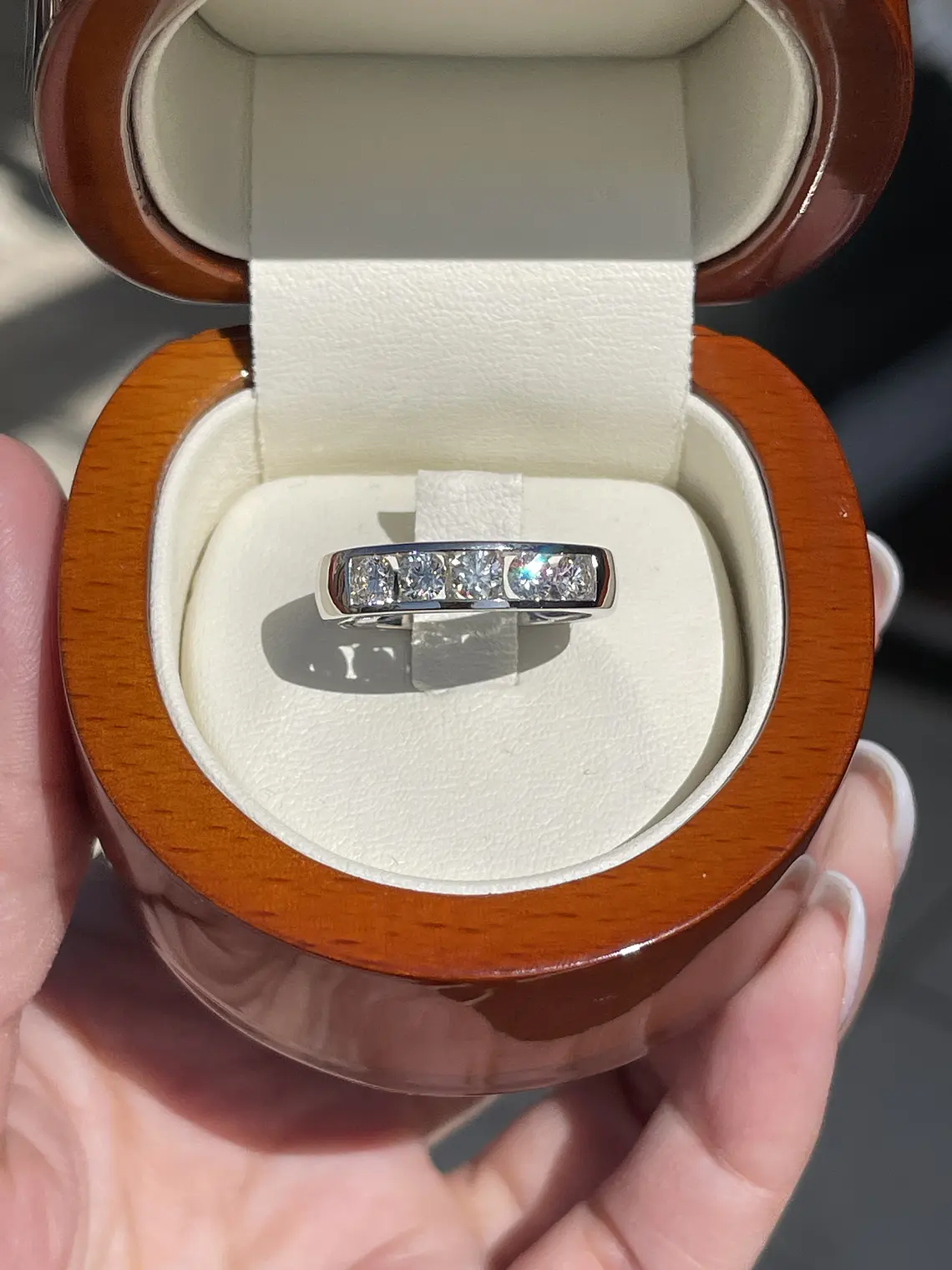 Anillo Cintillo Brillantes Moderno con 105 puntos en Oro Blanco 18k 3