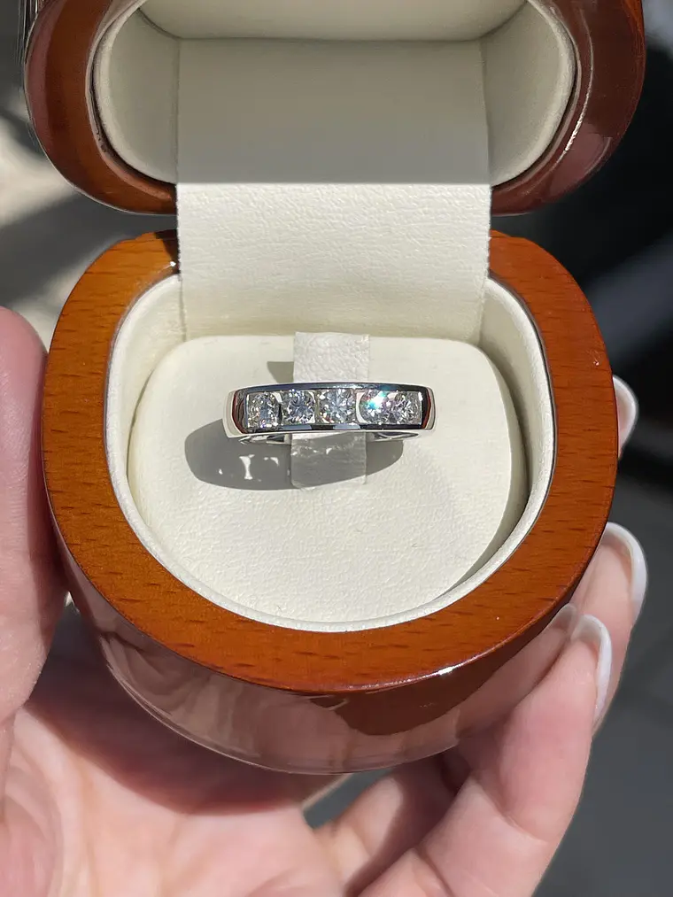 Anillo Cintillo Brillantes Moderno con 105 puntos en Oro Blanco 18k 3