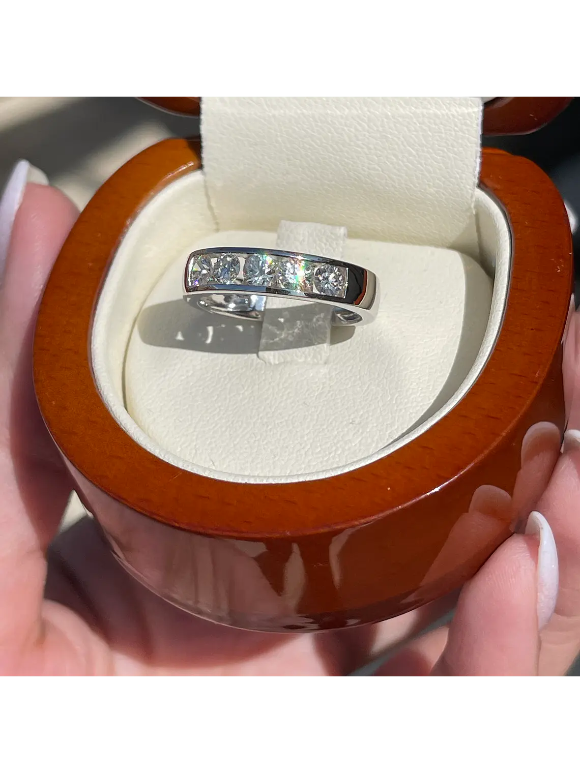 Anillo Cintillo Brillantes Moderno con 105 puntos en Oro Blanco 18k 5