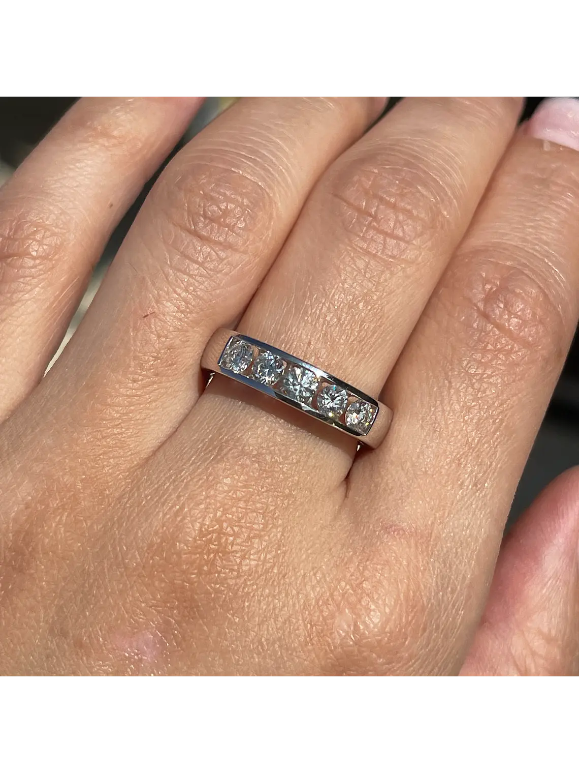 Anillo Cintillo Brillantes Moderno con 105 puntos en Oro Blanco 18k 4