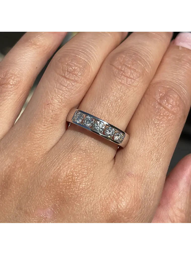 Anillo Cintillo Brillantes Moderno con 105 puntos en Oro Blanco 18k 4