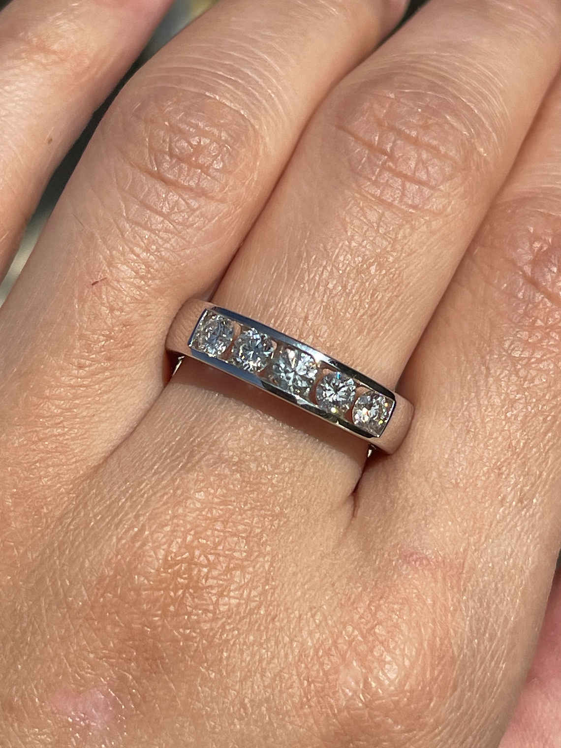 Anillo Cintillo Brillantes Moderno con 105 puntos en Oro Blanco 18k 4