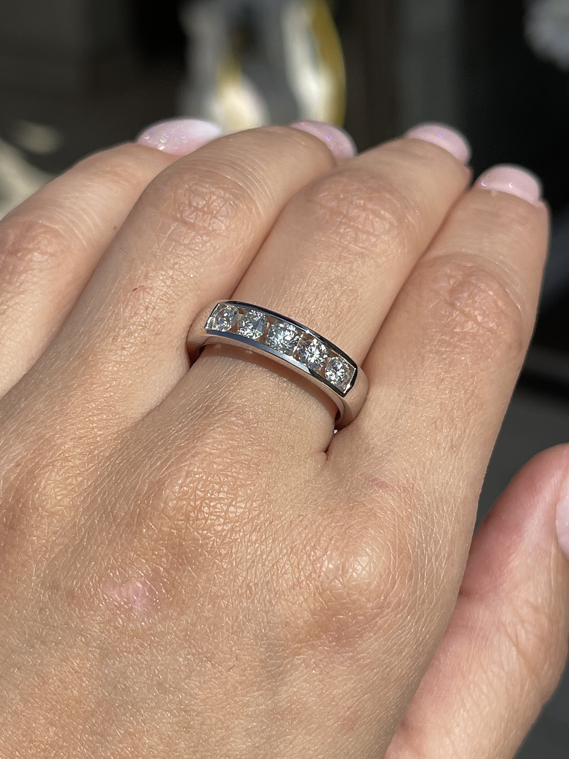 Anillo Cintillo Brillantes Moderno con 105 puntos en Oro Blanco 18k 6