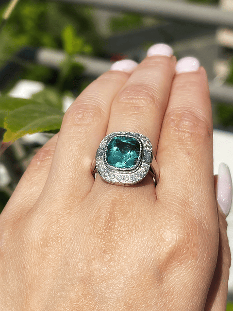 Espectacular Anillo Gran Turmalina Verde Agua con Brillantes en Platino