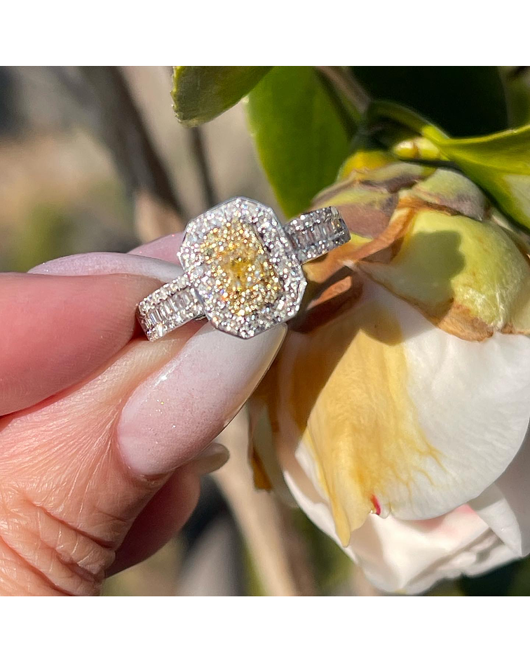 Anillo Solitario Ilusión con Diamantes Amarillos Naturales Oro Blanco 18kl