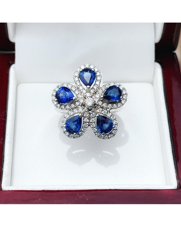 Anillo Flor de Zafiros Azul de Ceylan y Brillantes en Oro Blanco 18kl 