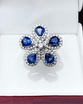 Anillo Flor de Zafiros Azul de Ceylan y Brillantes en Oro Blanco 18kl 