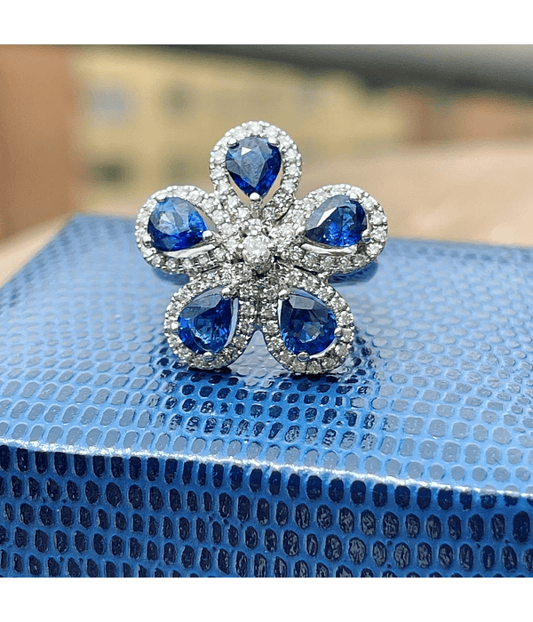 Anillo Flor de Zafiros Azul de Ceylan y Brillantes en Oro Blanco 18kl 
