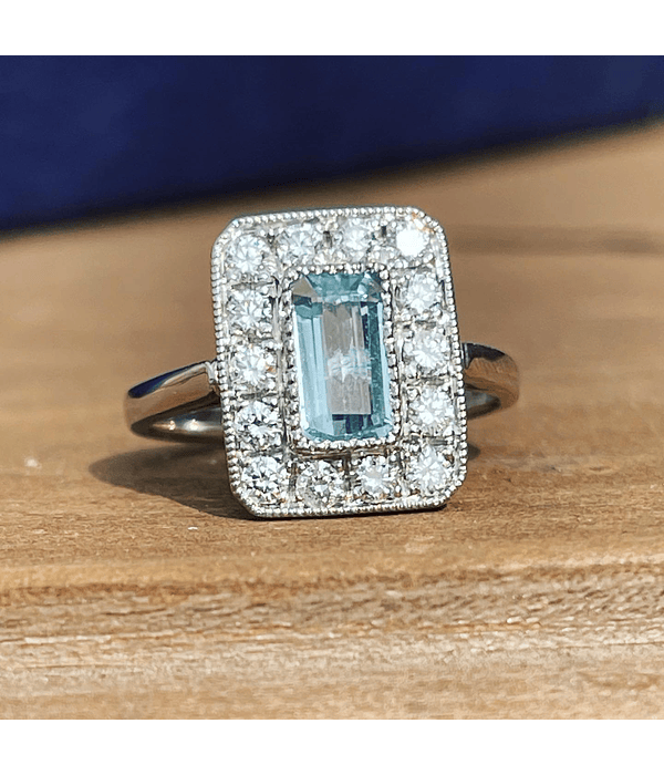 Anillo Aguamarina Baguette con Halo de Diamantes en Platino