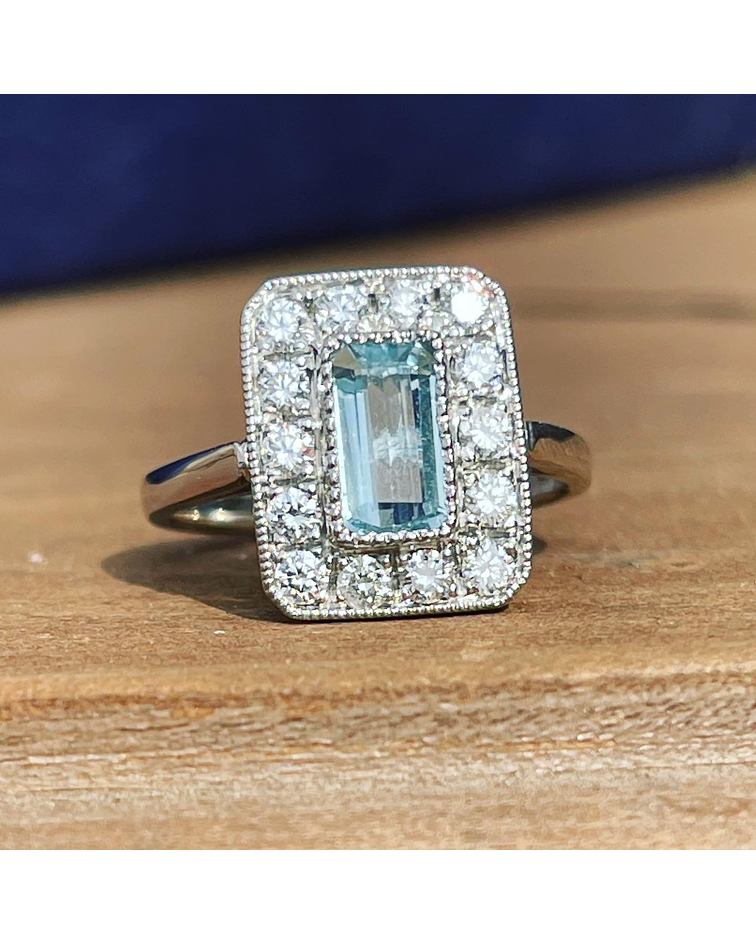 Anillo Aguamarina Baguette con Halo de Diamantes en Platino