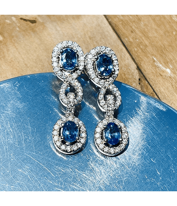 Aros Dobles Zafiros Azules Ceylán y Diamantes en Oro Blanco 18kl  