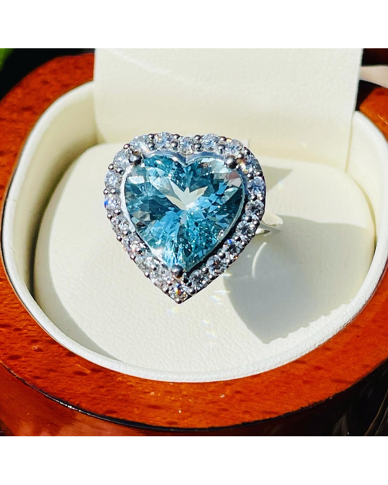 Anillo Gran Aguamarina corte Corazón con Diamantes en Oro Blanco 18kl