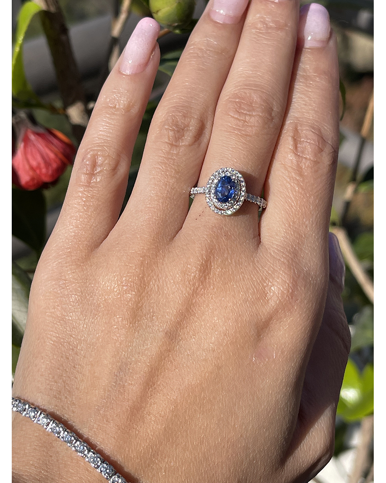 Elegante Anillo Zafiro Azul Ceylán Ovalado con Doble Halo de Diamantes