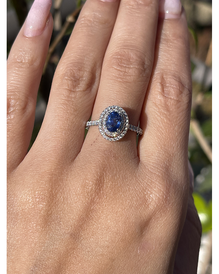 Elegante Anillo Zafiro Azul Ceylán Ovalado con Doble Halo de Diamantes