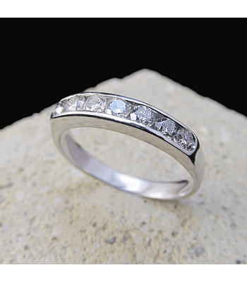 Anillo Medio Cintillo Brillantes Moderno Riel en Oro Blanco 18kl