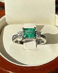 Anillo Preciosa Esmeralda Rectangular Diamantes Ovalados en Oro Blanco 18kl