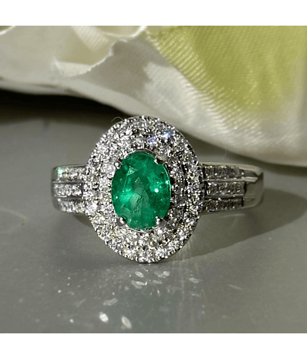 Anillo Vintage Esmeralda Ovalada rodeada de 2 Halos de Diamantes en Oro Blanco 18kl