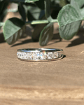 Anillo Medio Cintillo 0.95 Ct Diamantes Moderno Riel en Oro Blanco 