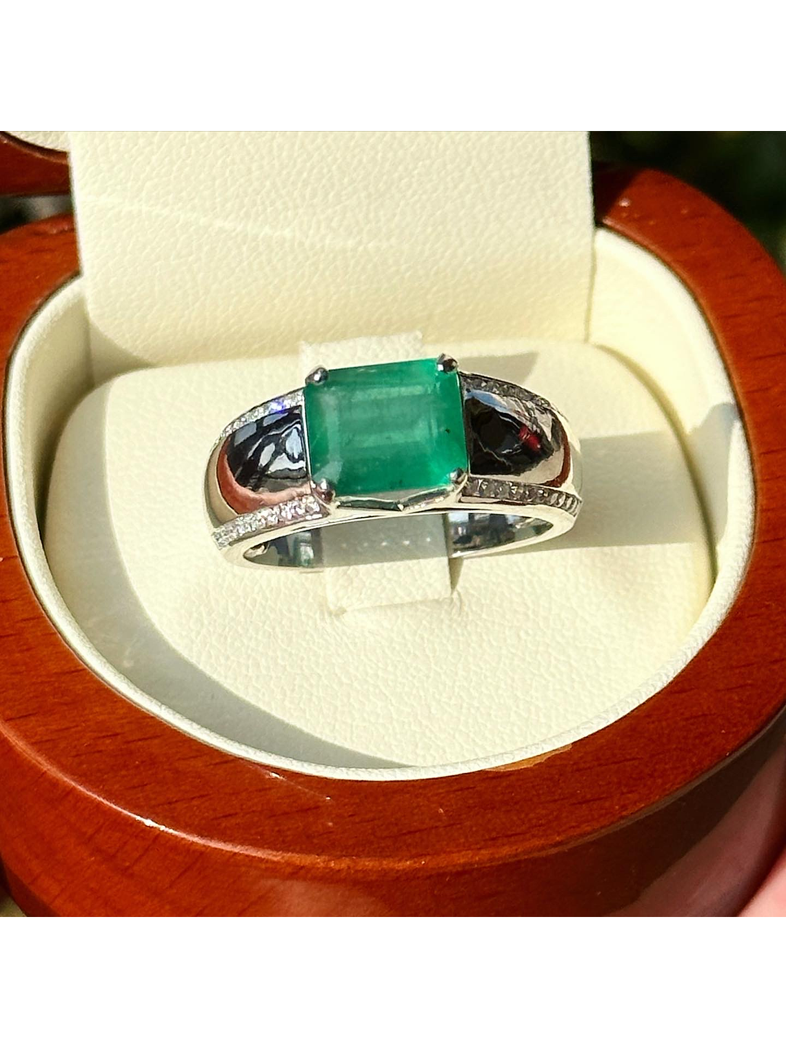 Anillo Preciosa Esmeralda 3 Ct Rectangular Diamantes en Oro Blanco 18K 2