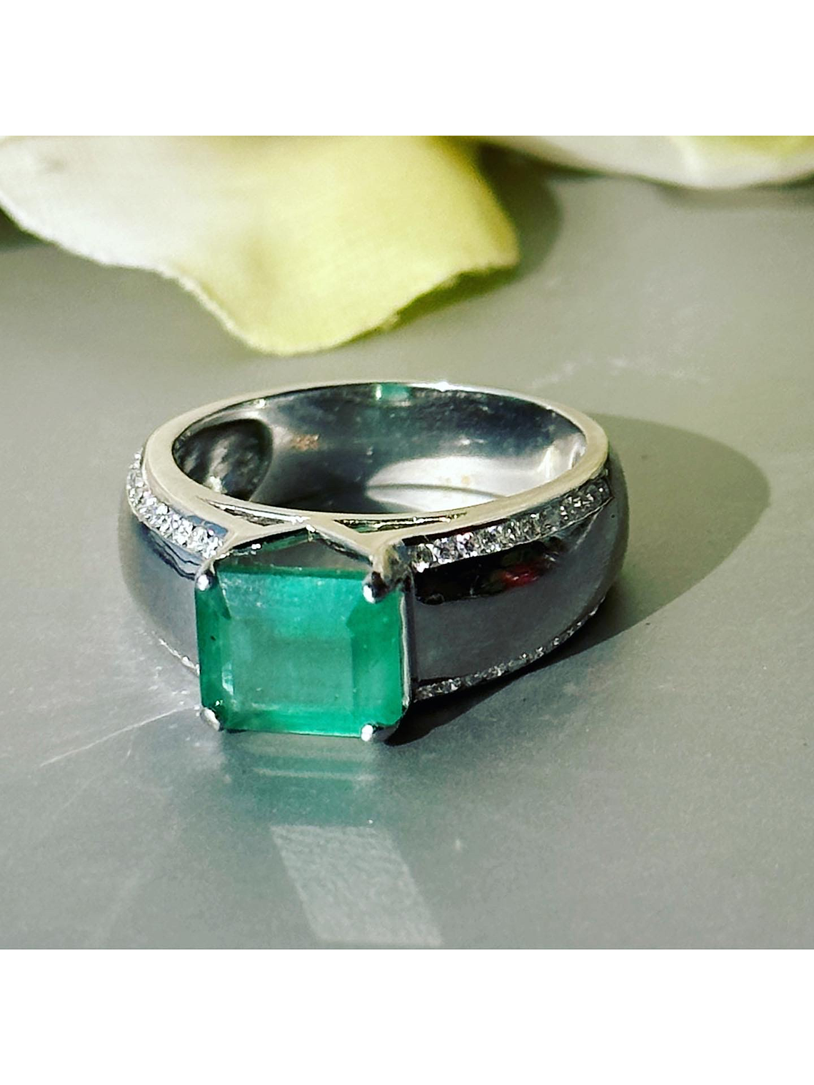 Anillo Preciosa Esmeralda 3 Ct Rectangular Diamantes en Oro Blanco 18K 3