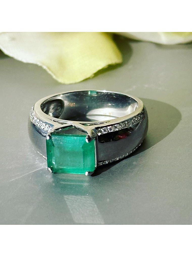 Anillo Preciosa Esmeralda 3 Ct Rectangular Diamantes en Oro Blanco 18K 3