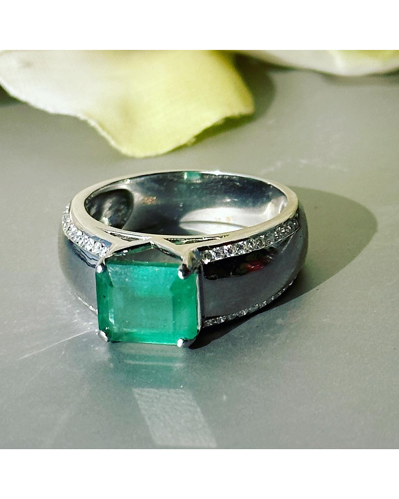 Anillo Preciosa Esmeralda 3 Ct Rectangular Diamantes en Oro Blanco 18K