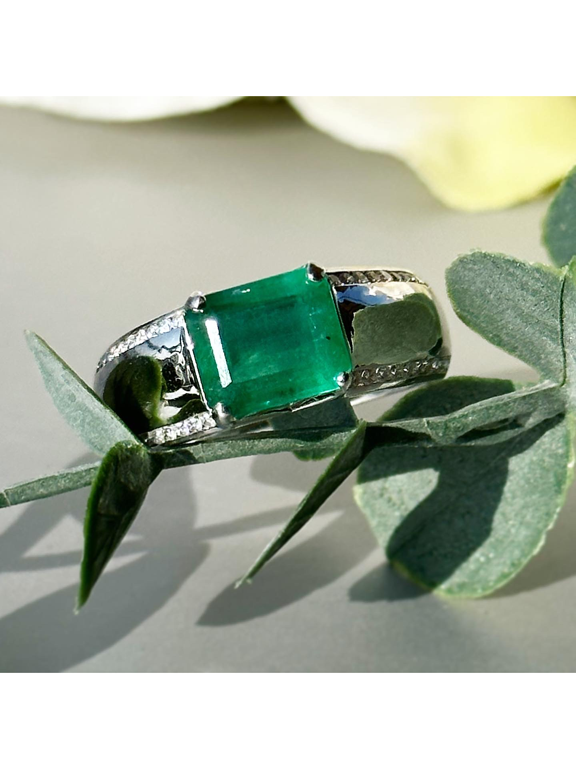 Anillo Preciosa Esmeralda 3 Ct Rectangular Diamantes en Oro Blanco 18K 1