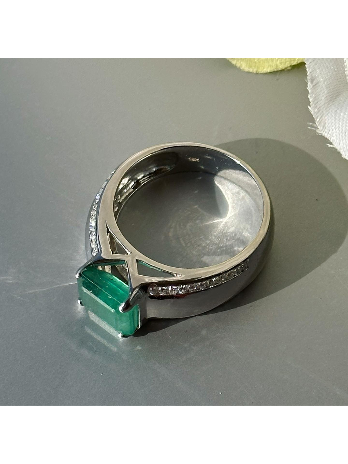 Anillo Preciosa Esmeralda 3 Ct Rectangular Diamantes en Oro Blanco 18K 5