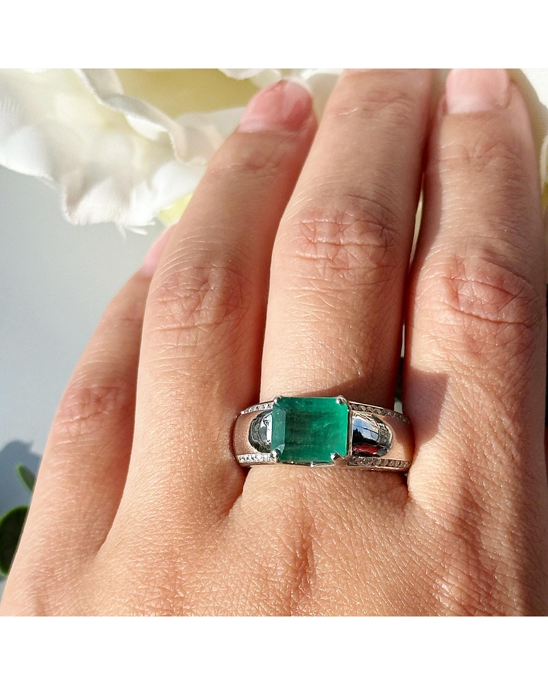 Anillo Preciosa Esmeralda 3 Ct Rectangular Diamantes en Oro Blanco 18K