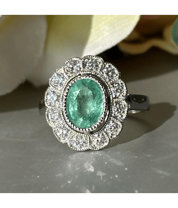 Anillo Vintage Esmerlada Colombiana Ovalada con Halo de Diamantes en Platino