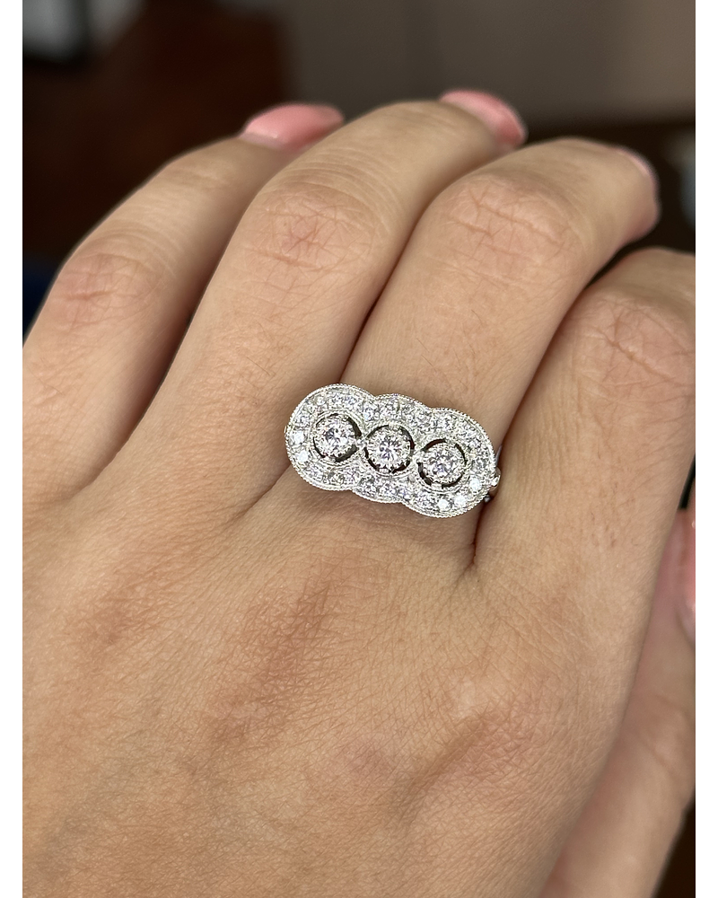 Anillo Vintage Inspirado en el Anillo de la Nona Petit en Platino